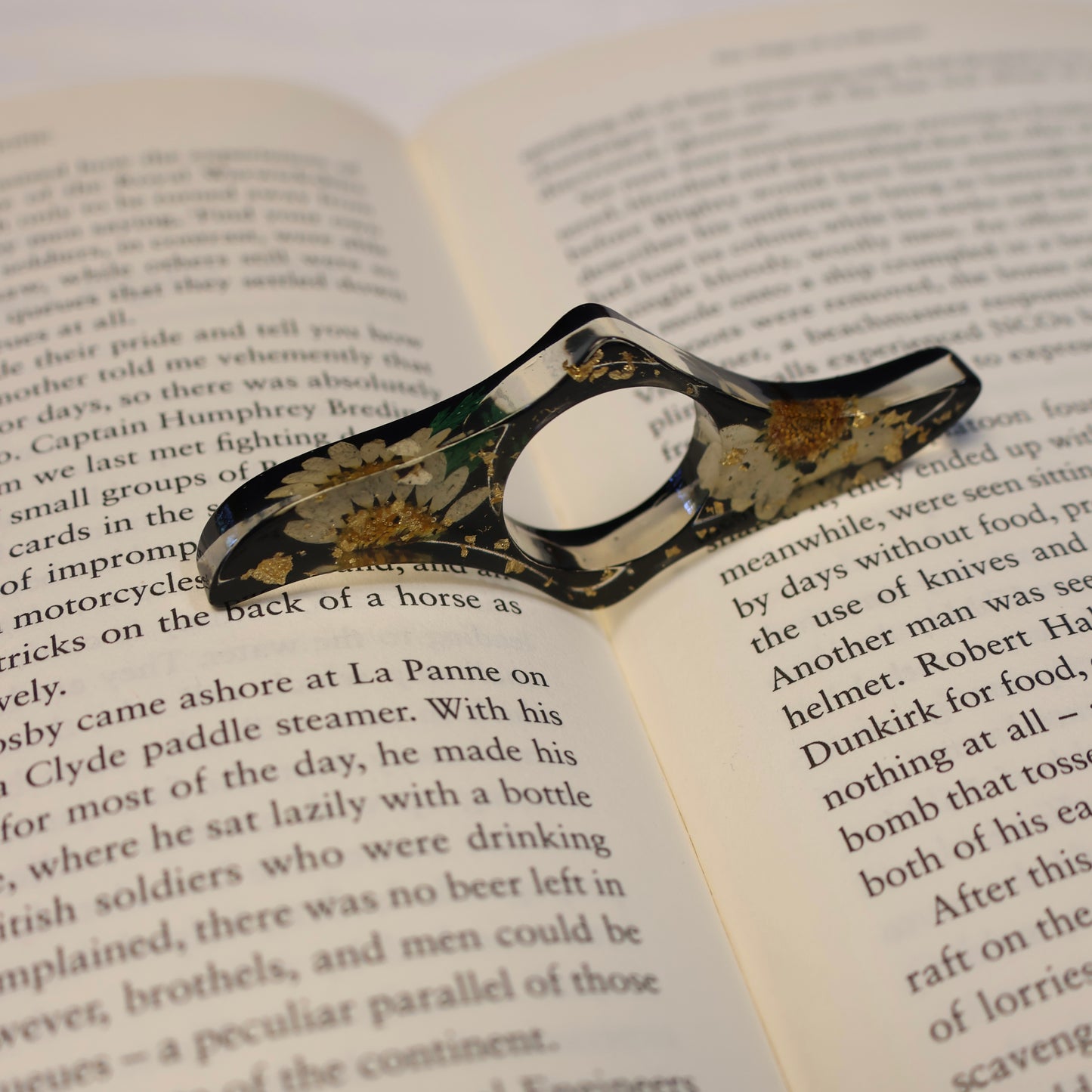 Page Holder - White Daisy